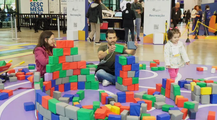 Mãe e filho brincando com labirinto de madeira