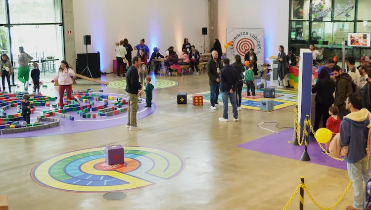 Ambiente escolar com labirintos instalados