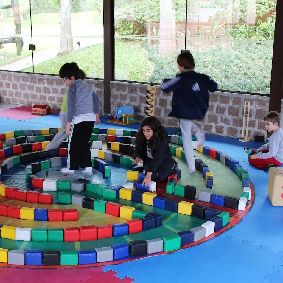 Criança explorando o labirinto de chão na escola