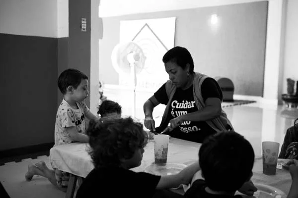 Tia, poderia picar para mim, por favor?