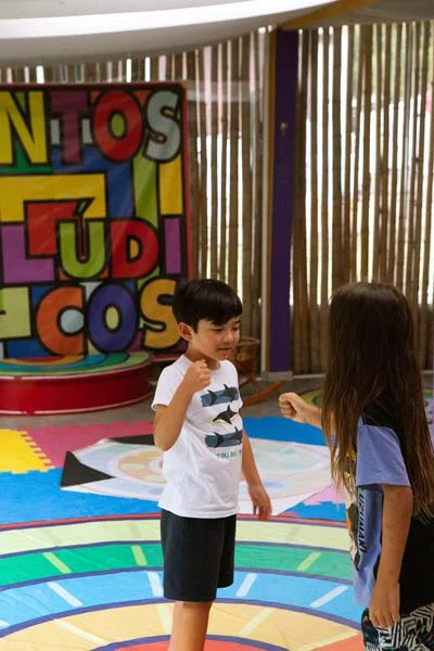 Comemorando da parceria