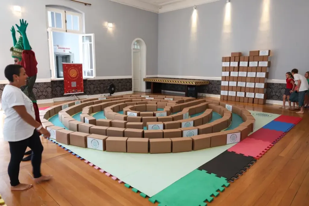 Labirinto de Chão com 300 caixas de papelão (Redondo, Sem Trilhas, Clássico vermelho)